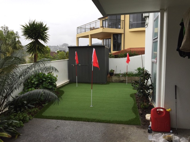 Artificial grass golf putt