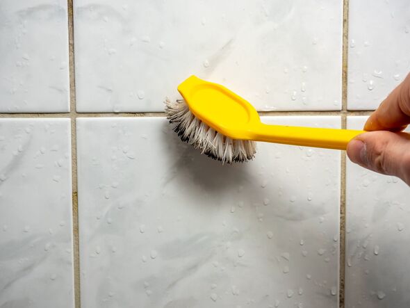 DIY cleaning of mouldy tiles