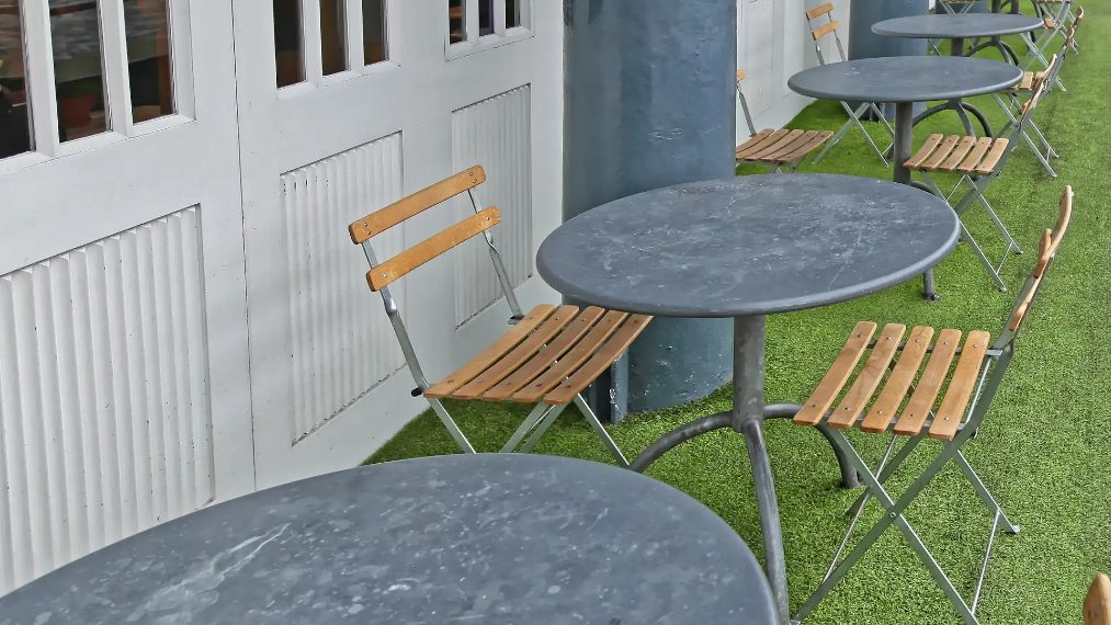 Artificial grass Wellington - Café with artificial grass outside